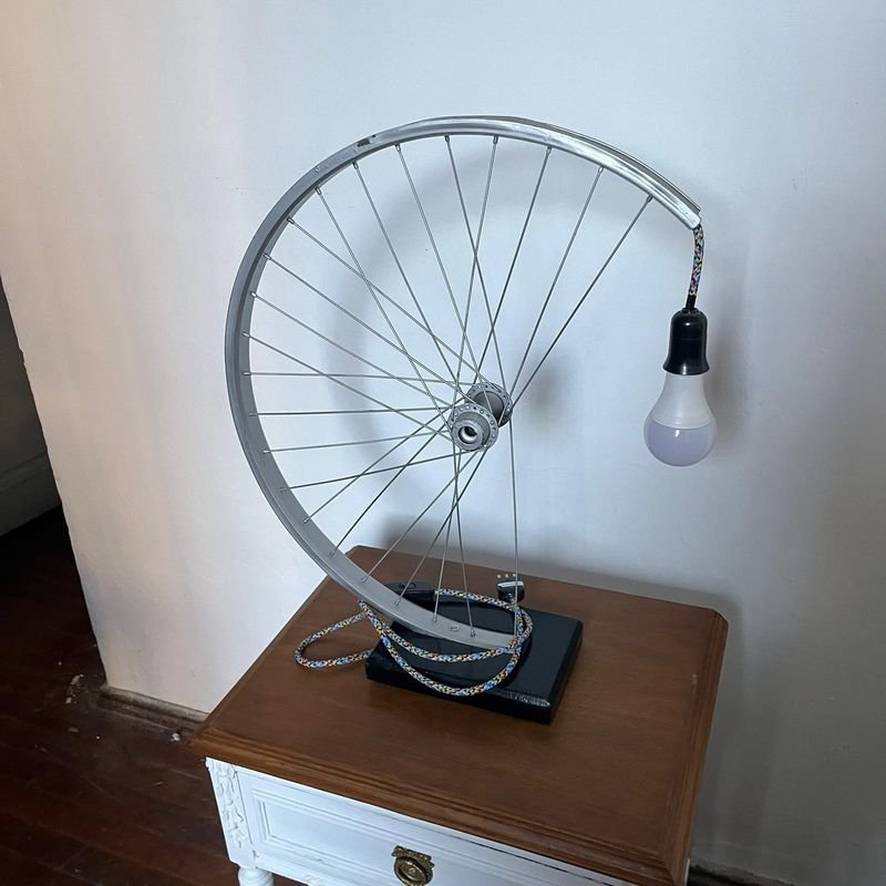 Lámpara rústica artesanal hecha con rueda de bicicleta - imagen 2