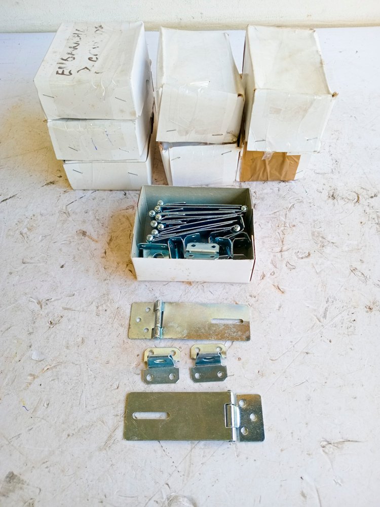 Lote siguiente: Cajas y velas de metal en buen estado