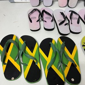 Lote de 13 Pares de Ojotas y Chinelas Variadas - imagen 2
