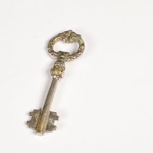 Lote de 5 piezas: 2 champaneras Moët & Chandon, destapador, pinza y llave antigua - imagen 4