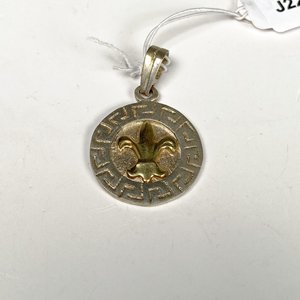 Colgante de Plata con Flor de Lis y Diseño Grecorromano - imagen 2