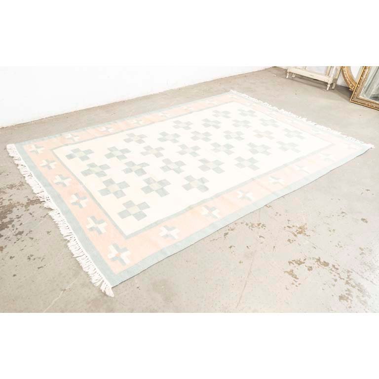 Lote siguiente: Gran alfombra kilim en tonos celeste, marfíl y salmón