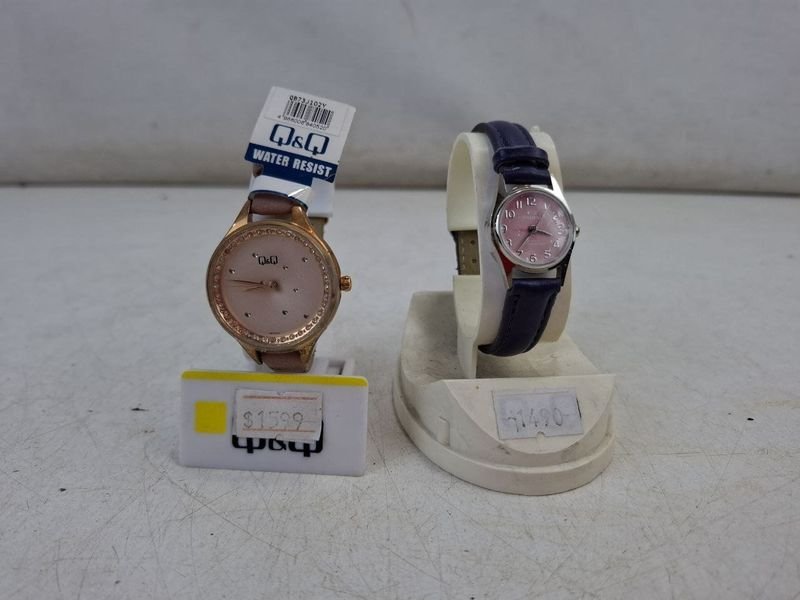 Lote de 2 Relojes de Pulsera: Q&Q Dorado con Cristales y Okusai Rosa