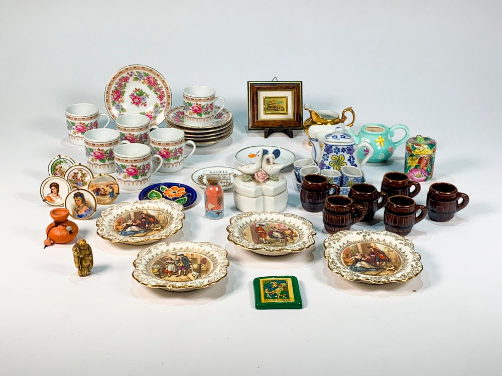Lote de Pocillos, Platos Decorativos, Lechera y Jarritas Cerveceras Vintage