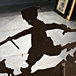 Veleta Antigua de Hierro con Figuras de Niños Jugando y Perro - imagen 4