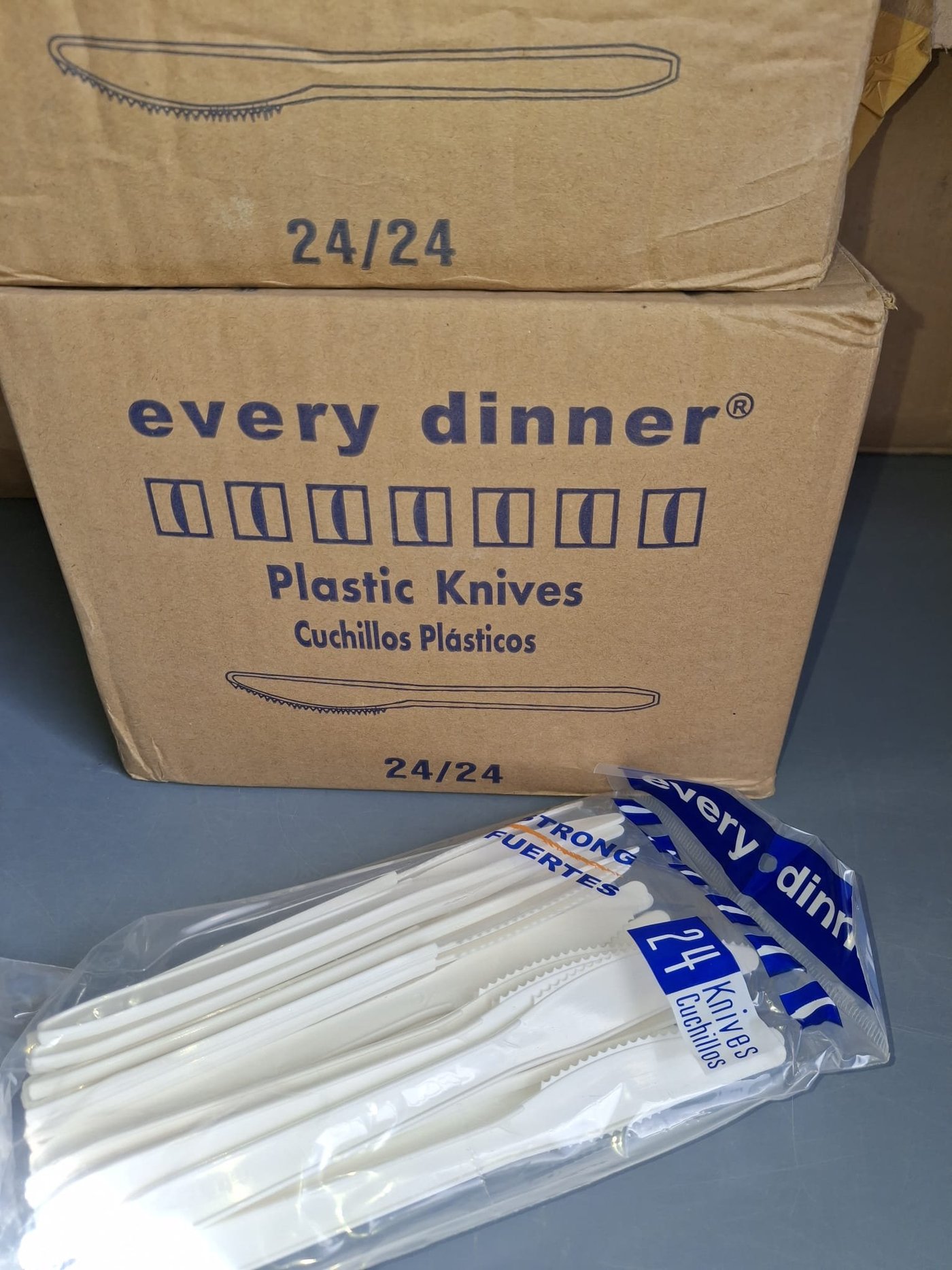 Paquetes de 24 Cuchillos Plásticos "Every Dinner"