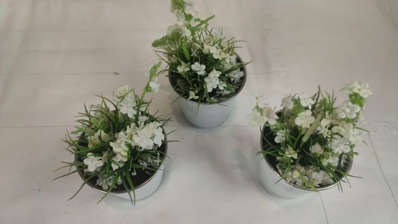 Juego de macetas y plantas artificiales en metal blanco - imagen 2