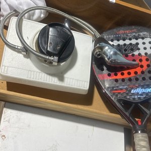 Lote siguiente: Pala de Pádel Rota con Accesorios