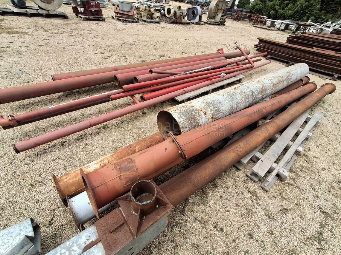 Lote de Tubos Metálicos Industriales Rojos y Oxidados