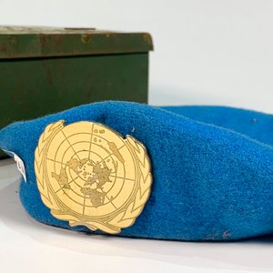 Boina Celeste ONU y Caja Metálica Verde Vintage - imagen 3