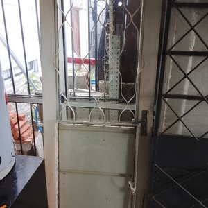 Lote siguiente: Hoja de Puerta de Zaguán con Reja y Llave, Más Hoja de Ventana