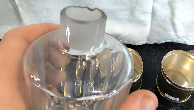 Par de perfumeros antiguos metálicos con detalles en los bordes - imagen 6