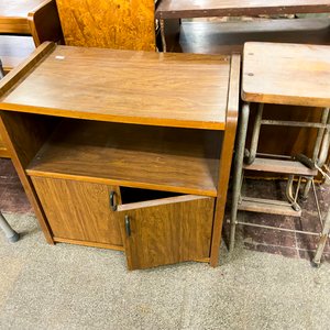 Lote siguiente: Mueble Auxiliar de Madera con Puerta y Estante