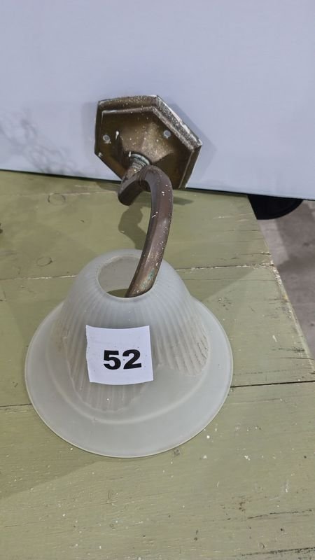 Lote siguiente: Plafón de luz en bronce con tulipa de vidrio
