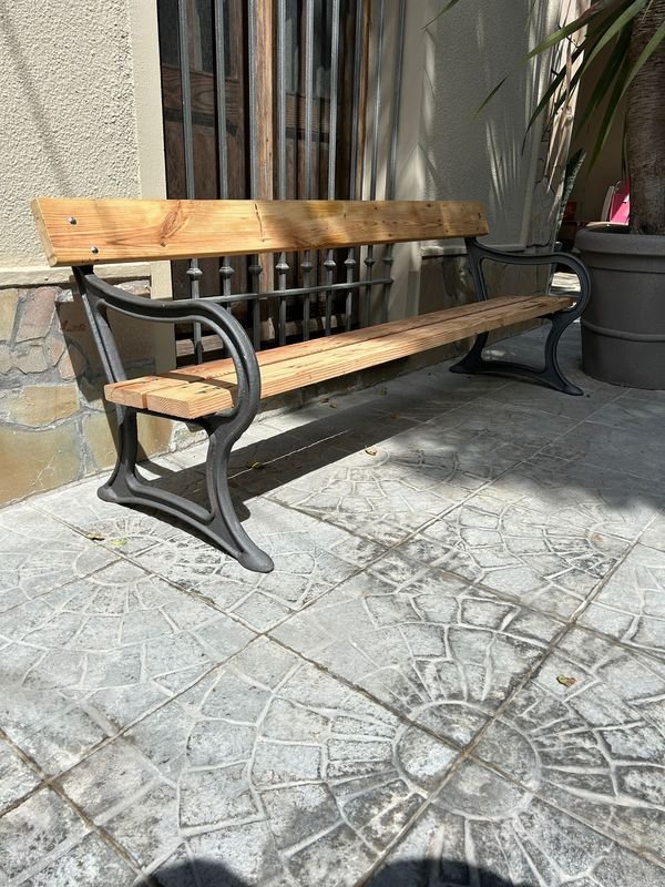 Banco de madera con diseño antiguo y estructura metálica - imagen 9