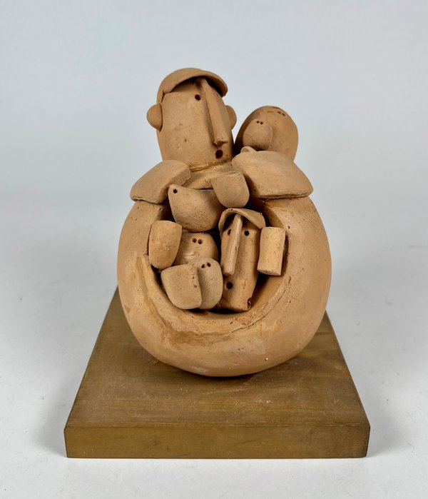 Escultura "Personaje con elementos" de Juan Cavo en Cerámica