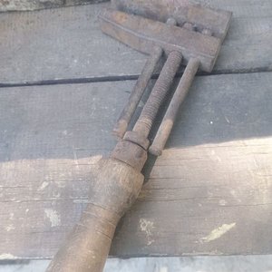 Lote siguiente: Morsa Manual Antigua de Hierro Fundido