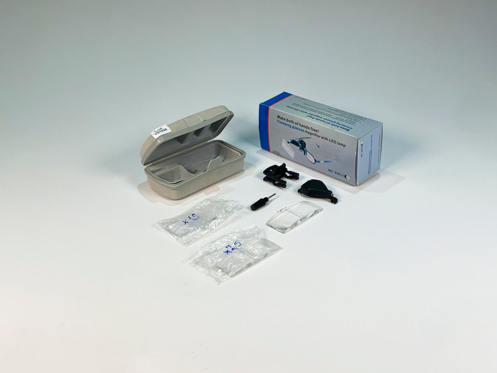 Lupa para Lentes con Tres Aumentos y Estuche Gris