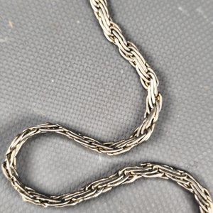 Lote siguiente: Cadena Salomónica Plateada Estilo Eslabón Completa 73cm