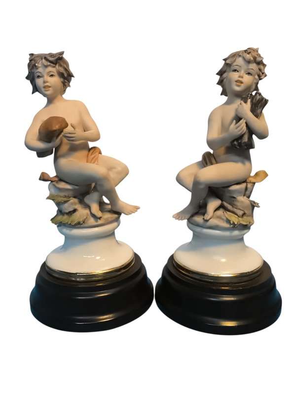 Lote siguiente: Capodimonte Figurines de Niños Alegóricos en Porcelana Biscuit