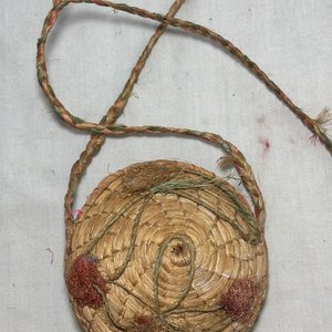 Lote de Adornos y Cajas Antiguas: Bicicletas de Hierro, Ceniceros y Estuches Decorativos - imagen 11