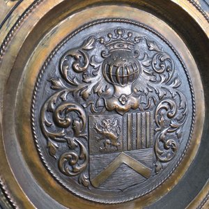 Plato de Bronce Repujado con Escudo Heráldico, 65 cm Diámetro - imagen 4