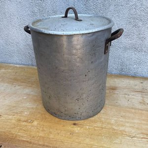Lote siguiente: Olla Grande de Aluminio Grueso con Tapa