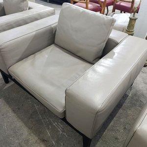 Sillones de Estilo Contemporáneo Camerich USA en Cuero Gris con Base de Madera Maciza - imagen 3