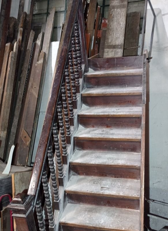 Escalera antigua con barandas torneadas, completamente en cedro - imagen 4
