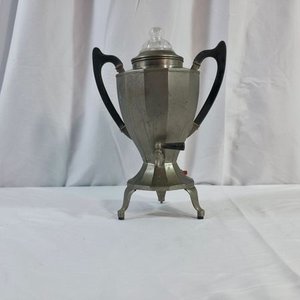 Lote anterior: Antigua Cafetera Decorativa de Metal con Tapa de Vidrio