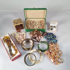 Lote Variado de Bijouterie: Pulseras, Collares, Caravanas y Dijes - imagen 5