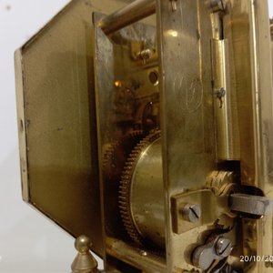 Dos Relojes Antiguos de Mesa: Madera y Cúpula de Vidrio - imagen 10