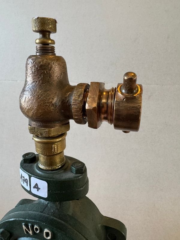 Bomba reloj sobre base de madera - imagen 4