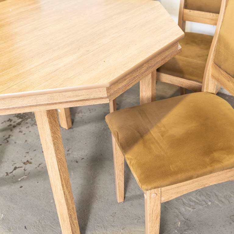Mesa de comedor octogonal y sillas tapizadas - imagen 3