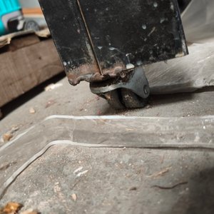 Mesa de Trabajo Industrial con Estructura de Hierro y Estantes de Madera - imagen 3