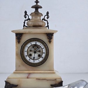 Reloj de sobremesa antiguo en bronce y alabastro con esfera esmaltada - imagen 2