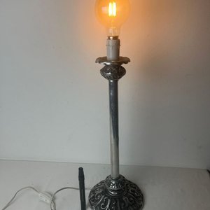 Lámpara de Sobremesa Antigua de Peltre Repujado - imagen 2