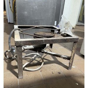 Quemador de Hierro Industrial con Detalles de Óxido - imagen 2