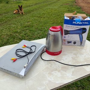 Lote de DVD, Jarra Eléctrica y Secador de Pelo Punkal - imagen 2