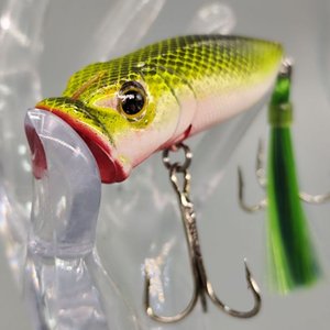 Señuelo de Pesca Popper Verde y Amarillo con 2 Anzuelos Triples - imagen 3