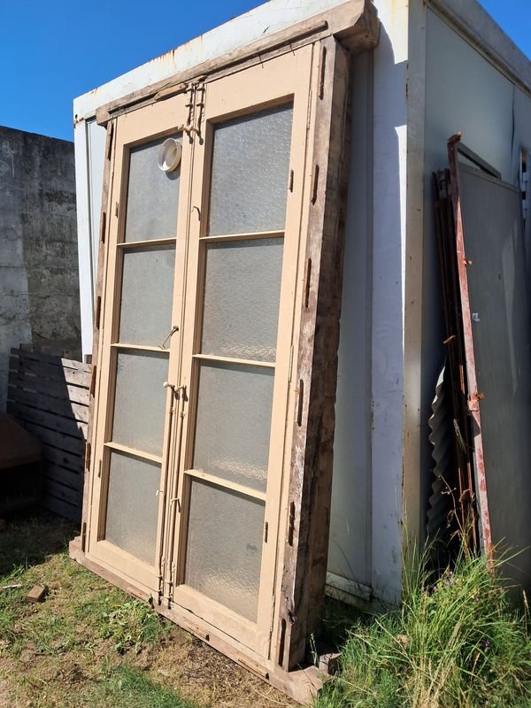 Puertas y ventanas de madera dura con diseño antiguo - imagen 2