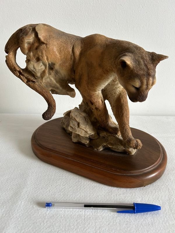 Escultura de Puma en Resina sobre Base de Madera - imagen 1