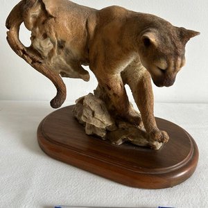 Lote anterior: Escultura de Puma en Resina sobre Base de Madera