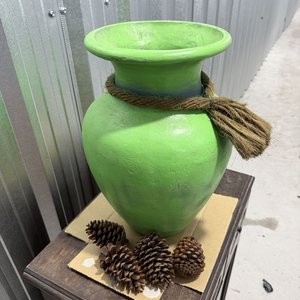 Jarrón Verde Grande de Cerámica Pintado a Mano con Piñas Decorativas - imagen 2