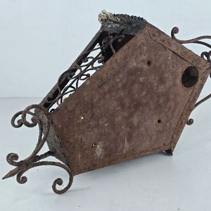 Antiguo Farol de Pared en Hierro Forjado con Detalles Ornamentales - imagen 7