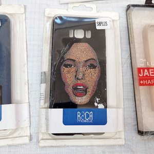 Caja con gran cantidad de protectores de celulares - imagen 6