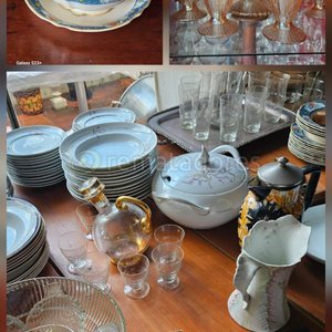 Lote anterior: Conjunto de Vajilla y Cristalería Antigua con Detalles Florales