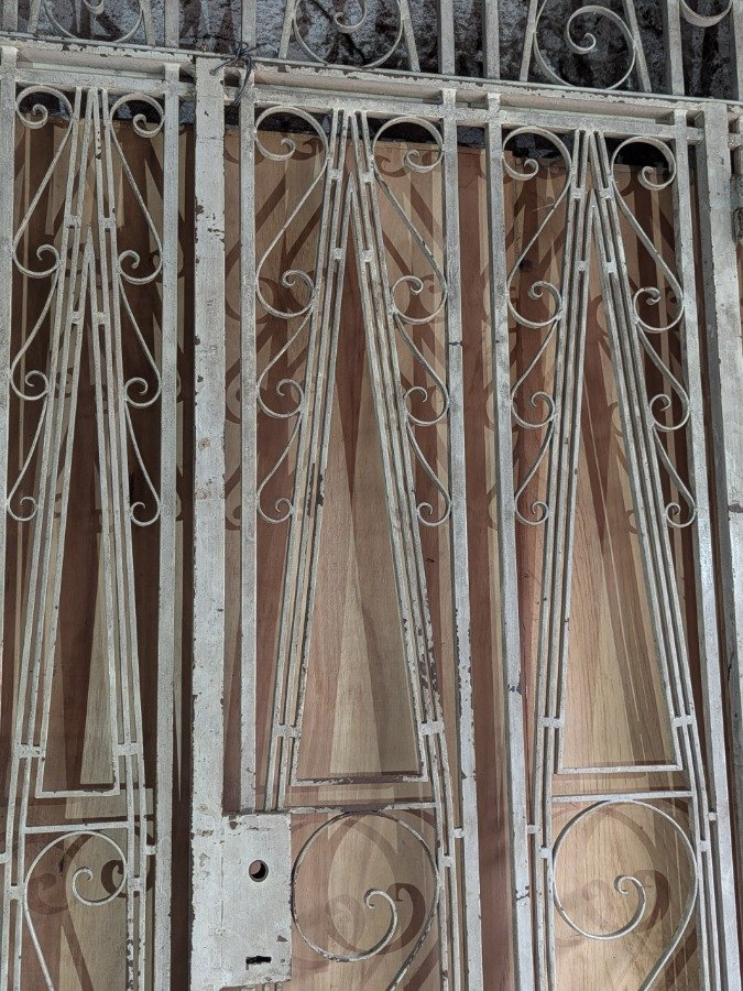 Puerta de hierro forjado con diseño en planchuela y cuadrados - imagen 6
