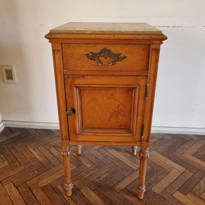 Lote anterior: Mesa de Luz Luis XVI Antigua en Madera con Tapa de Mármol y Cajón