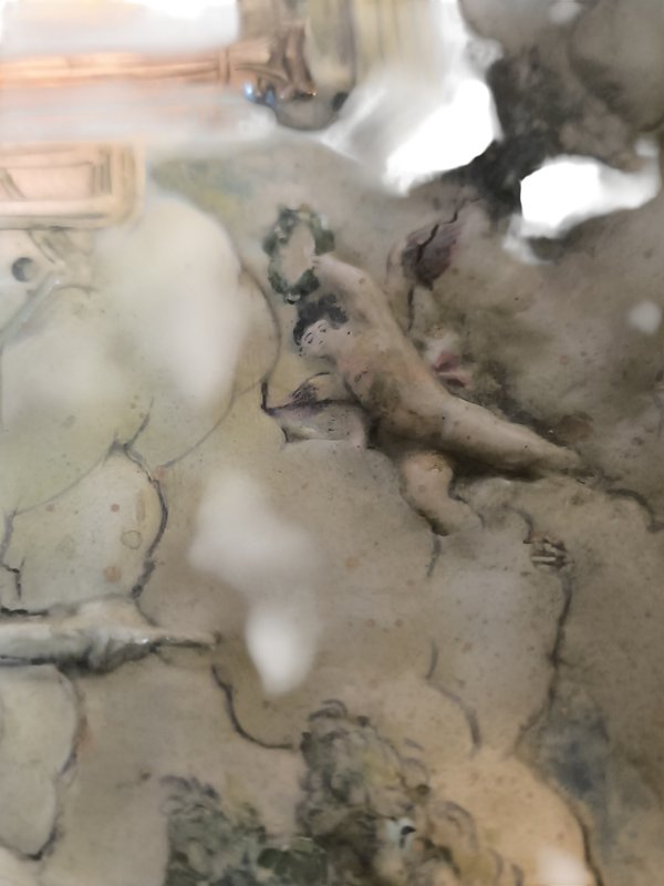 Pieza de Arte en Porcelana con Relieve Mitológico y Figura de León Neoclásico - imagen 4